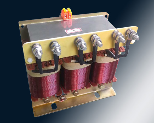 TKSG/TKDG濾波電抗器通過(guò)的是交流電流，它與濾波電容器串聯(lián)使用，組成諧振電路，使其在規(guī)定的頻率點(diǎn)上諧振，濾指定的高次諧波；同時(shí)還可實(shí)玖電力系統(tǒng)的無(wú)功補(bǔ)償和…