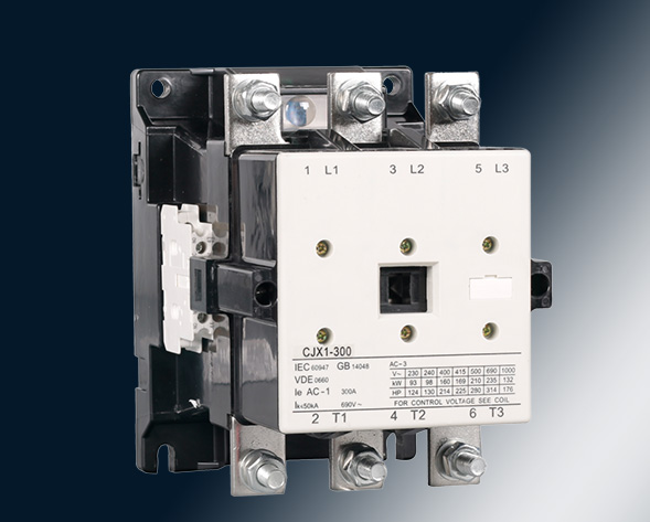CJX1交流接觸器適用于交流50Hz或60Hz、電壓至690V、電流至475A的電力線(xiàn)路中，供遠(yuǎn)距離頻繁起動(dòng)和控制電動(dòng)機(jī)及接通與分?jǐn)嚯娐?。?jīng)加裝機(jī)械聯(lián)鎖機(jī)構(gòu)后組…